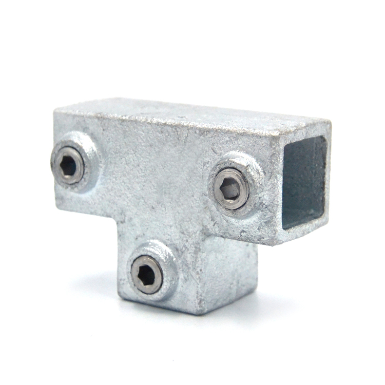 Rohrverbinder T-Stück lang, quadratisch – Verzinkter T-Verbinder für den stabilen Bau mit Vierkantrohren, ideal für Konstruktionen. Rohrverbinder T-Stück lang, quadratisch aus verzinktem Metall für Vierkantrohre, mit drei sichtbaren Inbusschrauben zur Befestigung auf weißem Hintergrund.