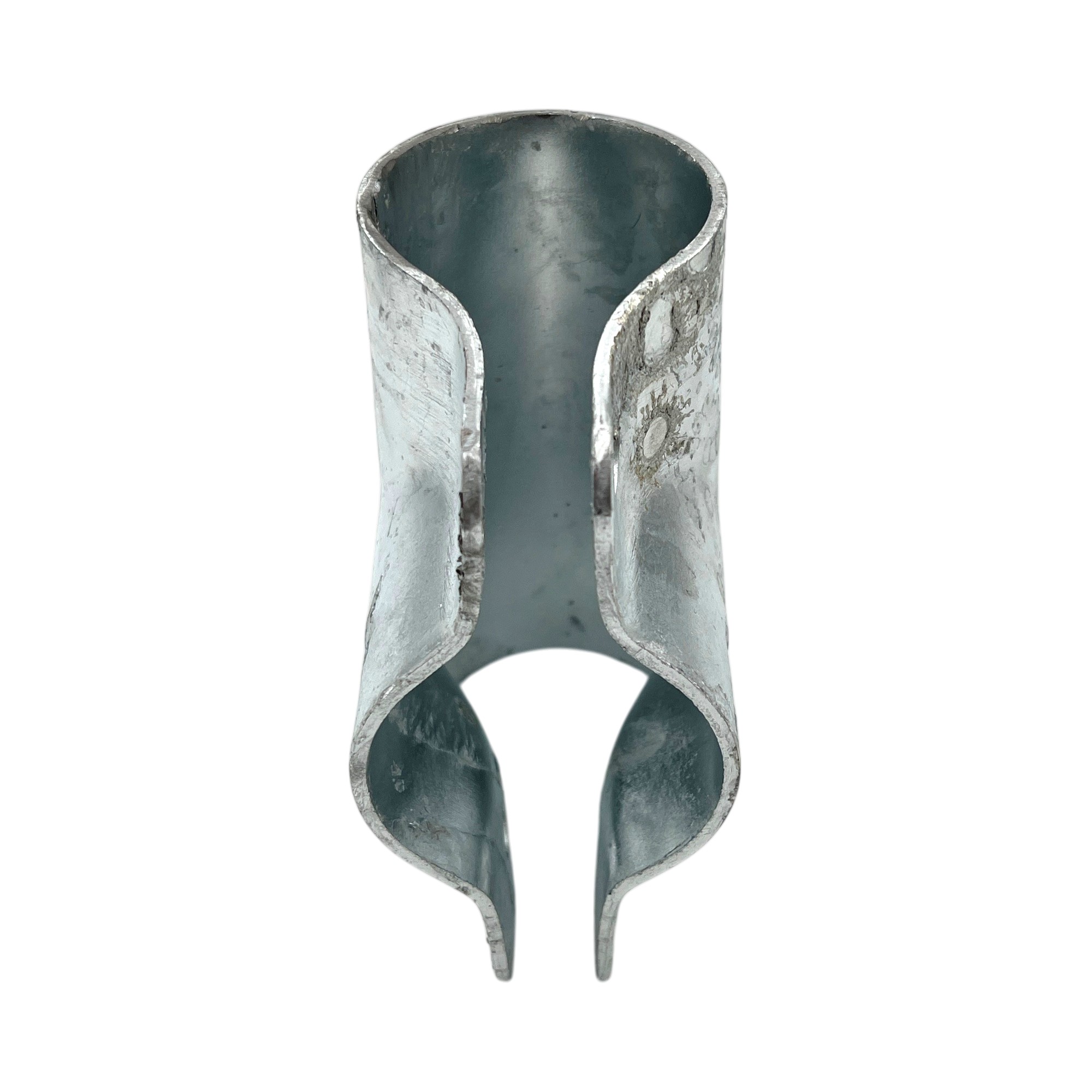 Feuerverzinkte T-Schelle geschlossen (Typ 140). Eine robuste, silbergraue Metallklemme in vertikaler Ansicht, mit leicht offener Form zur Befestigung von Rohren oder Pfosten.