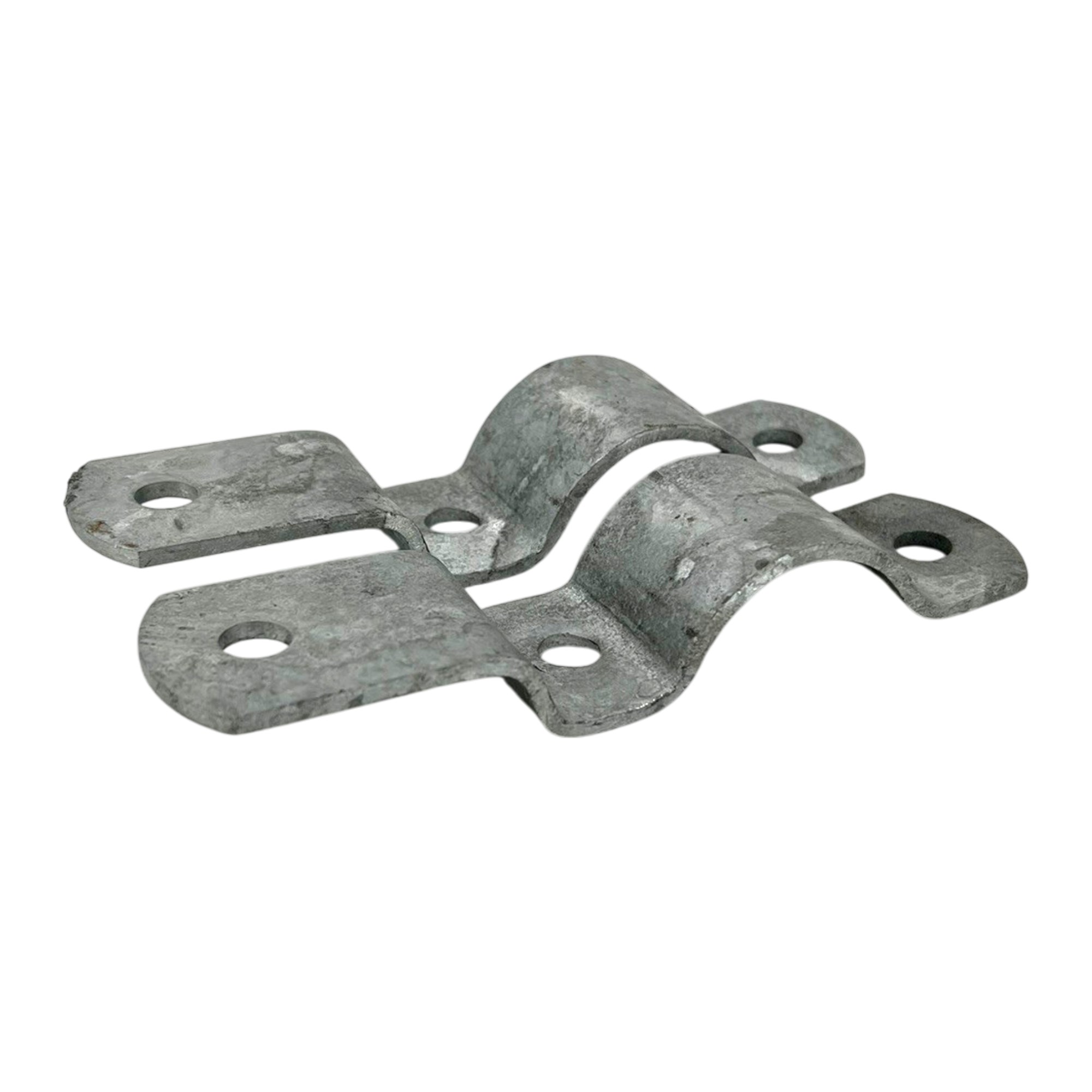 Holmschelle (Typ 050), feuerverzinkt. Eine robuste, doppelt gekrümmte Metallklemme mit vier Befestigungslöchern, ideal für sichere Rohr- oder Holmverbindungen, auf weißem Hintergrund in Nahaufnahme dargestellt.