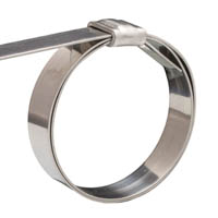 Vorgefertigte Schelle / Edelstahl-Spannband mit Verschluss zum sicheren Befestigen. Glänzendes Edelstahl-Spannband, kreisförmig gebogen, mit einem kompakten Verschlussmechanismus auf weißem Hintergrund.