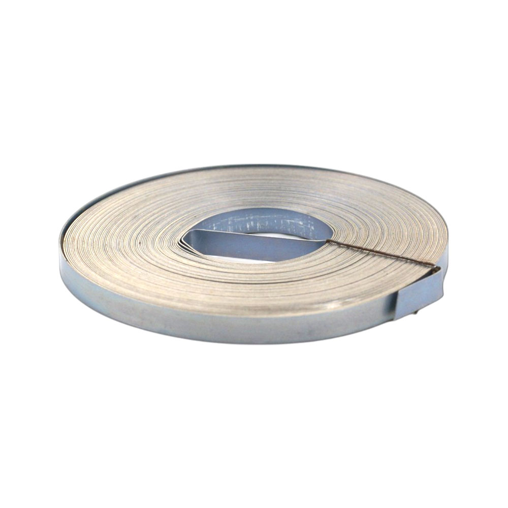 Bandrolle 5x0,3 mm, 10 Meter: Gerolltes Metallband, 10 Meter lang, 5 mm breit, 0,3 mm stark. Eine eng aufgerollte, silberfarbene Bandrolle (5x0,3 mm, 10 Meter) aus Metall auf weißem Hintergrund.