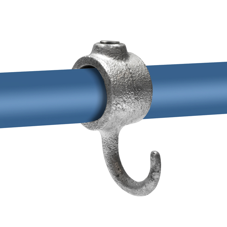 Nahaufnahme eines Rohrverbinders Stellring mit Haken 90° gedreht (Typ 64) aus verzinktem Gusseisen, als Garderobenhaken an einem blauen Rohr befestigt. Der robuste Haken zeigt nach unten und ist bereit zur Aufhängung von Gegenständen.