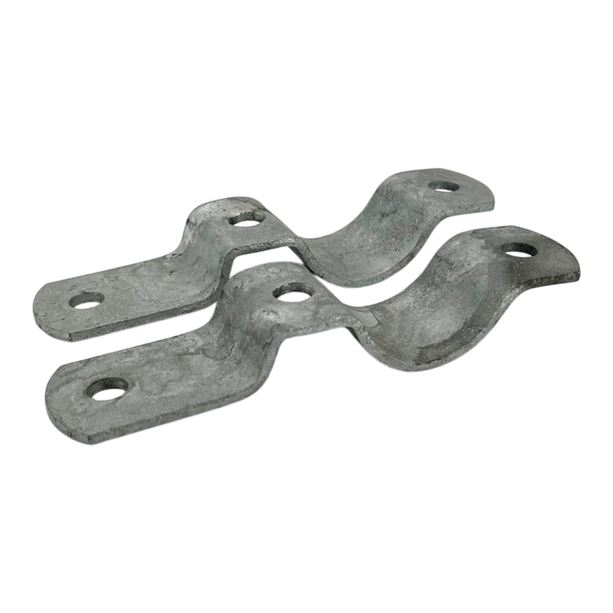 Zwei feuerverzinkte Holmschellen (Typ 050) aus grauem Metall, gebogen mit je zwei Befestigungslöchern, diagonal auf weißem Hintergrund.