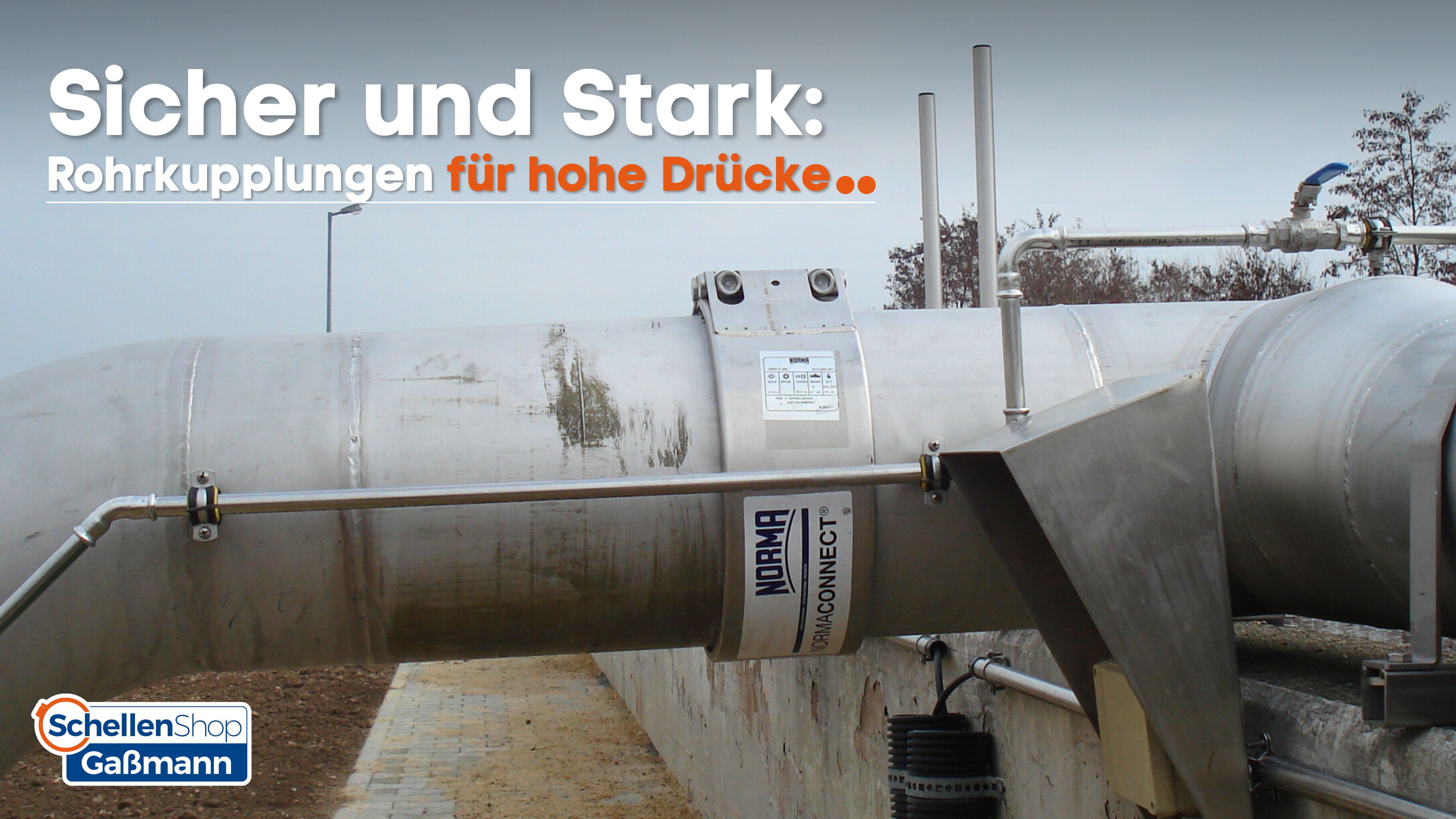 Ein großes, metallenes Industrierohr im Freien mit einer installierten NORMA NORMACONNECT Rohrkupplung für hohe Drücke. Der Bildtext lautet 'Sicher und Stark: Rohkupplungen für hohe Drücke..' und das Logo von SchellenShop Gaßmann ist sichtbar.