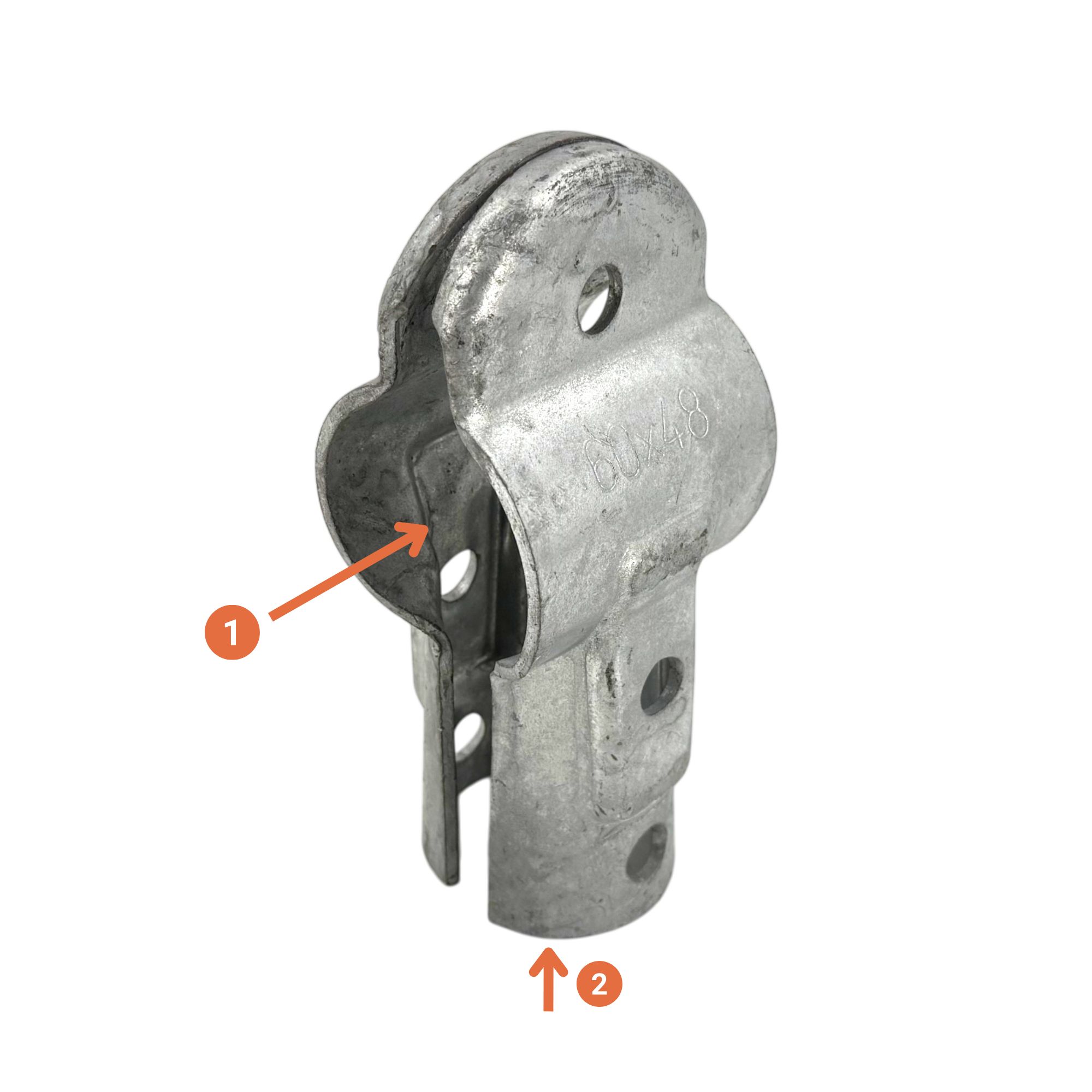 T-Schelle, 2 Schrauben, geteilt (Typ 020), feuerverzinkt. Eine geteilte Metallschelle aus feuerverzinktem Stahl mit zwei Rohraufnahmen und sichtbaren Schraublöchern, dargestellt auf weißem Hintergrund.