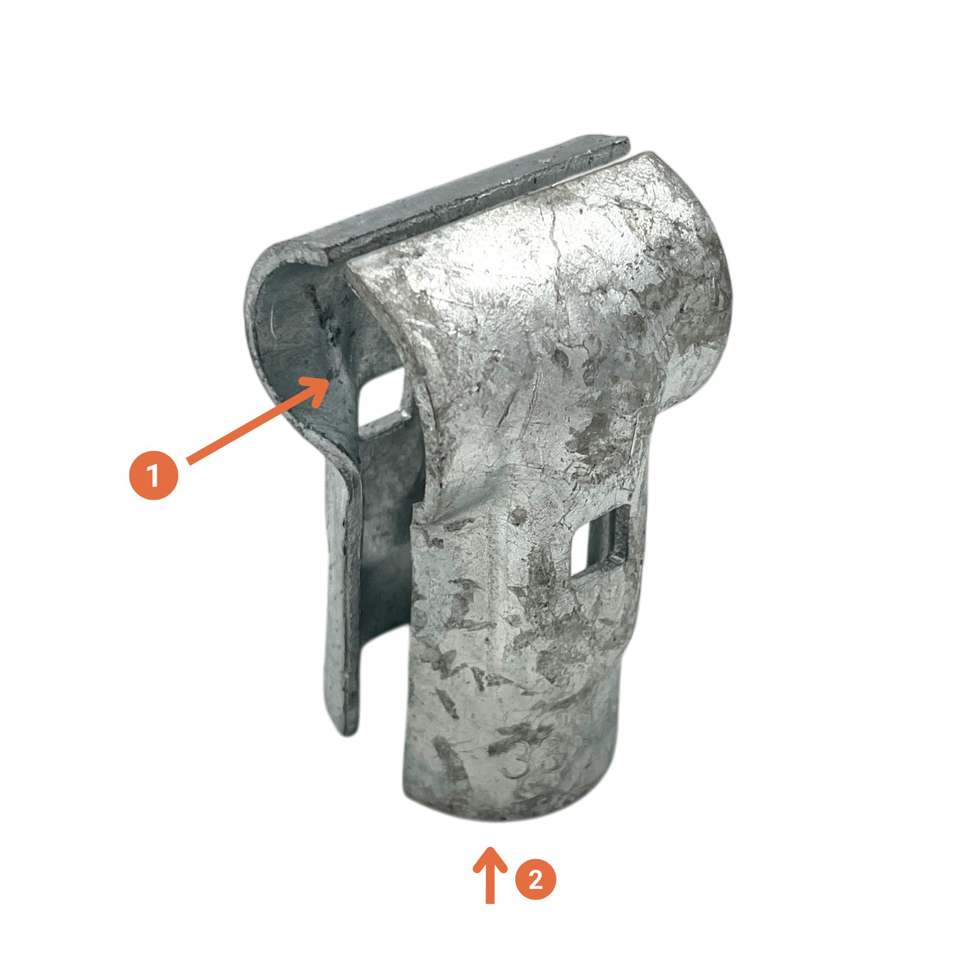 T-Schelle geteilt (Typ 010), feuerverzinkt. Detailansicht einer robusten, silber-grauen Metallklemme mit rauer, feuerverzinkter Oberfläche auf weißem Hintergrund. Die Schelle ist geteilt und besitzt seitliche quadratische Öffnungen zur sicheren Befestigun