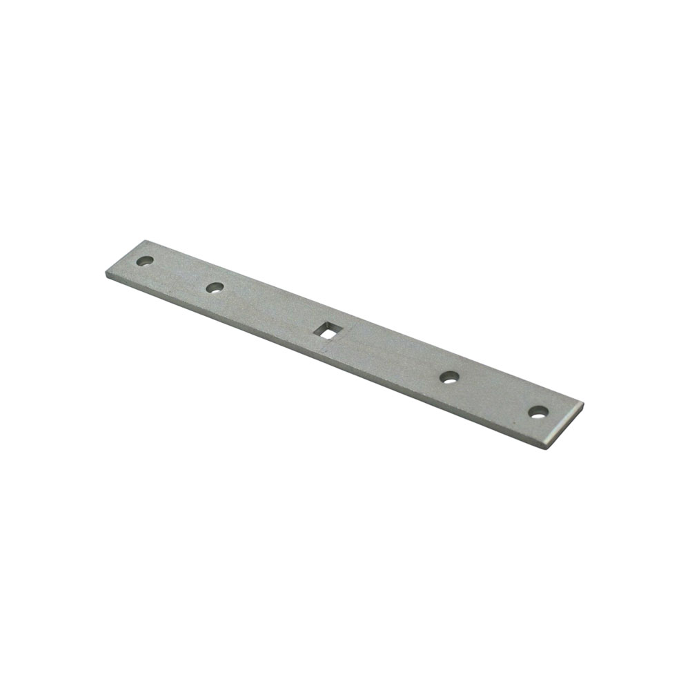 Flacheisen Zaunhalter für Holzzauns - Robuster Metallhalter mit runden und quadratischem Loch Flacheisen Zaunhalter für Holzzauns, eine silberfarbene, rechteckige Metallplatte mit vier runden Befestigungslöchern und einem quadratischen Loch in der Mitte, perspektivisch dargestellt.