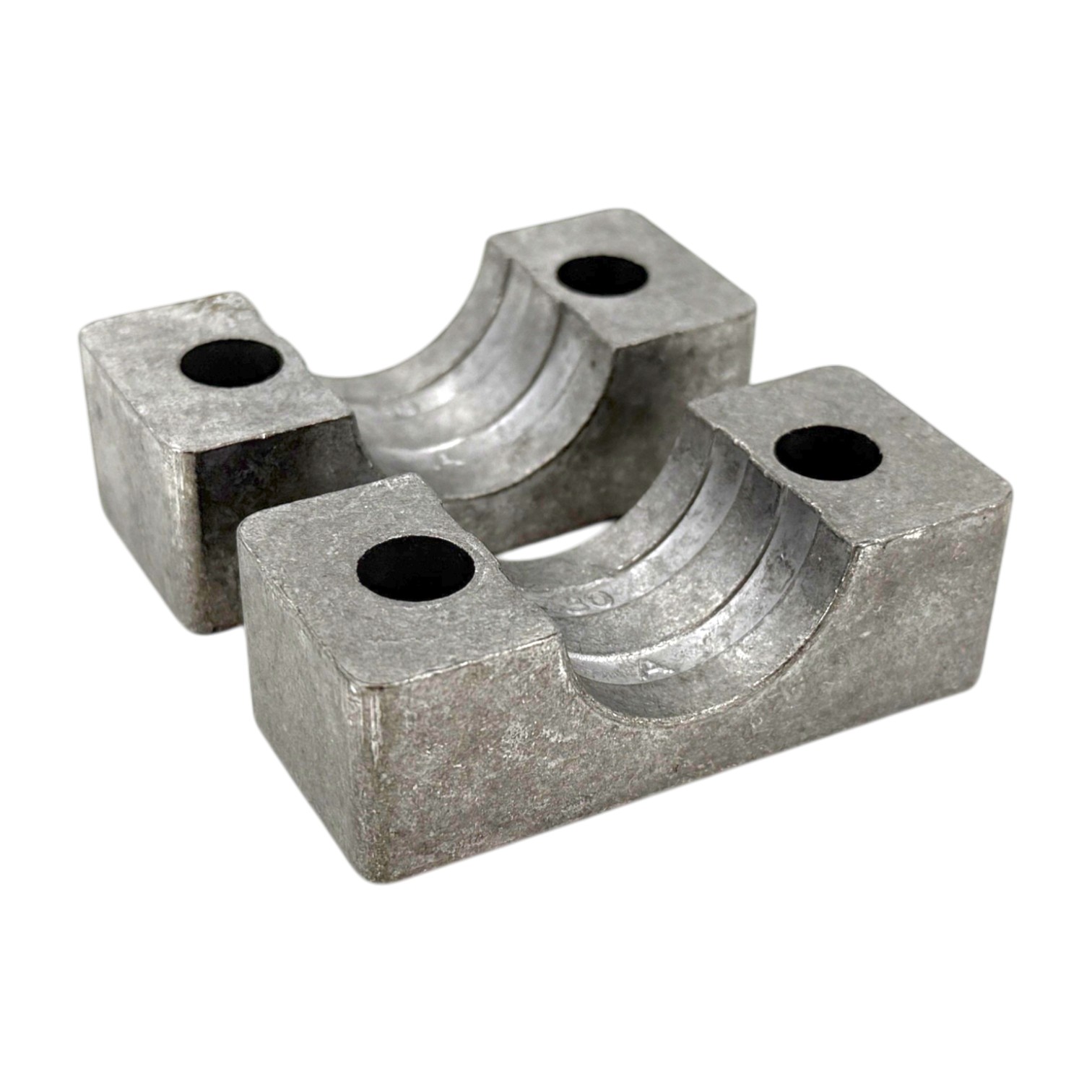 Zwei Aluminium-Hälften einer STAUFF Schelle Schwere Baureihe mit gerippter Innenfläche für sicheren Halt von Rohren oder Schläuchen.