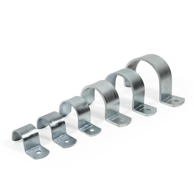 Sechs verzinkte Sattelklemmen / Rohrschellen für Rohrverbinder – Typ 100 – in abgestuften Größen von Rapid Clamp, auf weißem Hintergrund angeordnet.
