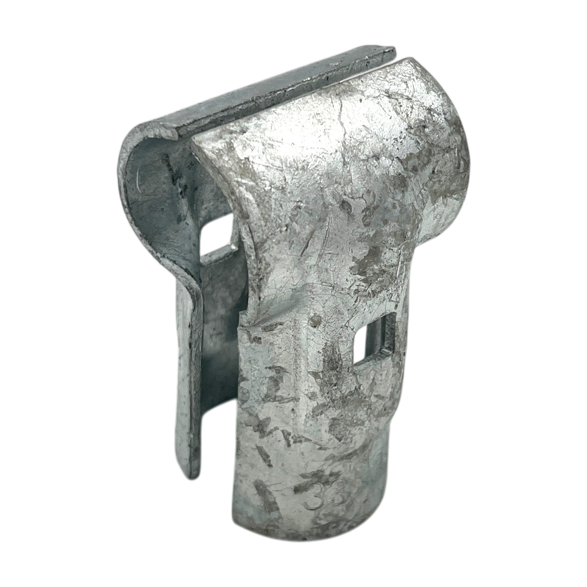 T-Schelle geteilt (Typ 010), feuerverzinkt. Nahaufnahme einer robusten, silbergrauen, geteilten Metallschelle mit rauer, feuerverzinkter Oberfläche und quadratischen Befestigungslöchern auf weißem Hintergrund.