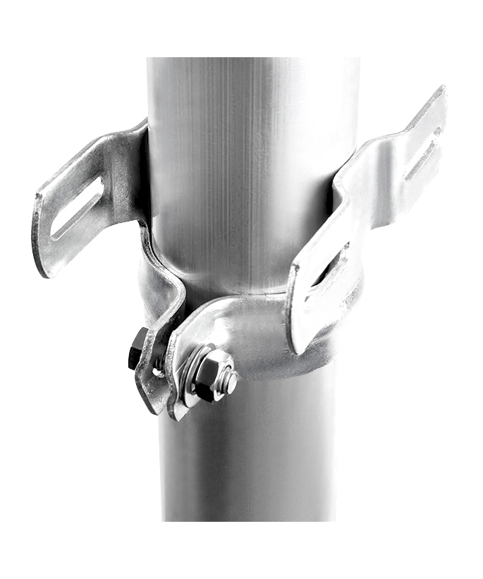 Doppelrohrschelle für Flachschilder – Robuste Metallklemme zur sicheren Befestigung von Schildern an Rohrmasten. Detailaufnahme einer silbernen Doppelrohrschelle für Flachschilder aus Metall, die fest an einem runden Rohr befestigt ist. Die Schelle zeigt die Verschraubung und die seitlichen Laschen zur Schildmontage.