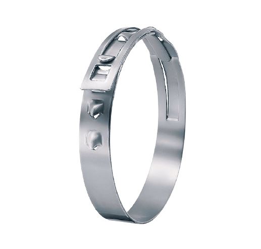 Stufenlose Edelstahl Spannschelle für Schlauchbefestigungen Ein glänzende stufenlose Metall-Spannschelle aus Edelstahl mit integrierter einfacher Verriegelungsmechanik und Prägungen zur sicheren Fixierung, auf weißem Hintergrund.