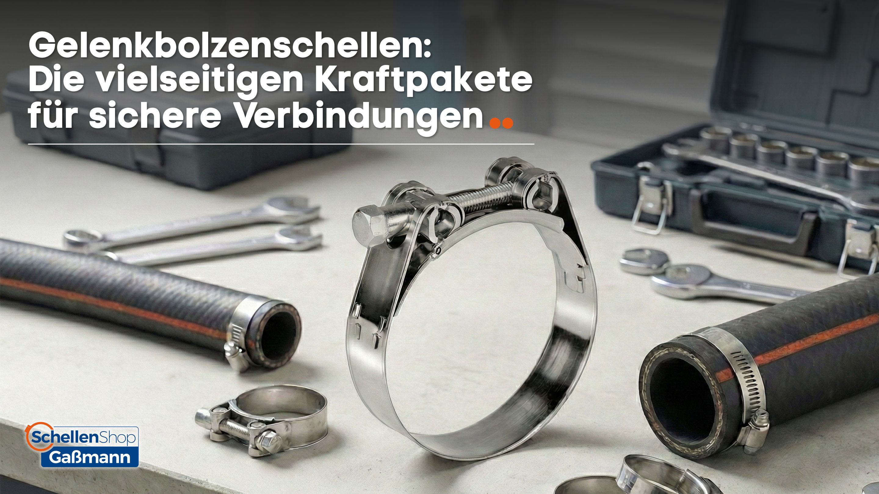 Nahaufnahme einer glänzenden Gelenkbolzenschelle im Vordergrund, umgeben von weiteren Schlauchschellen, Schläuchen und Werkzeugen auf einer Werkbank. Das Bild illustriert die Vielseitigkeit und Stärke von Gelenkbolzenschellen für sichere Verbindungen, ang