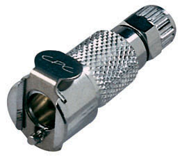 MC1304 CPC Kupplung mit Klemmringverschraubung ohne Absperrventil Detailansicht einer glänzenden MC1304 CPC Kupplung aus Metall mit Klemmringverschraubung ohne Absperrventil. Die Kupplung zeigt einen gerändelten Abschnitt und das CPC-Logo.