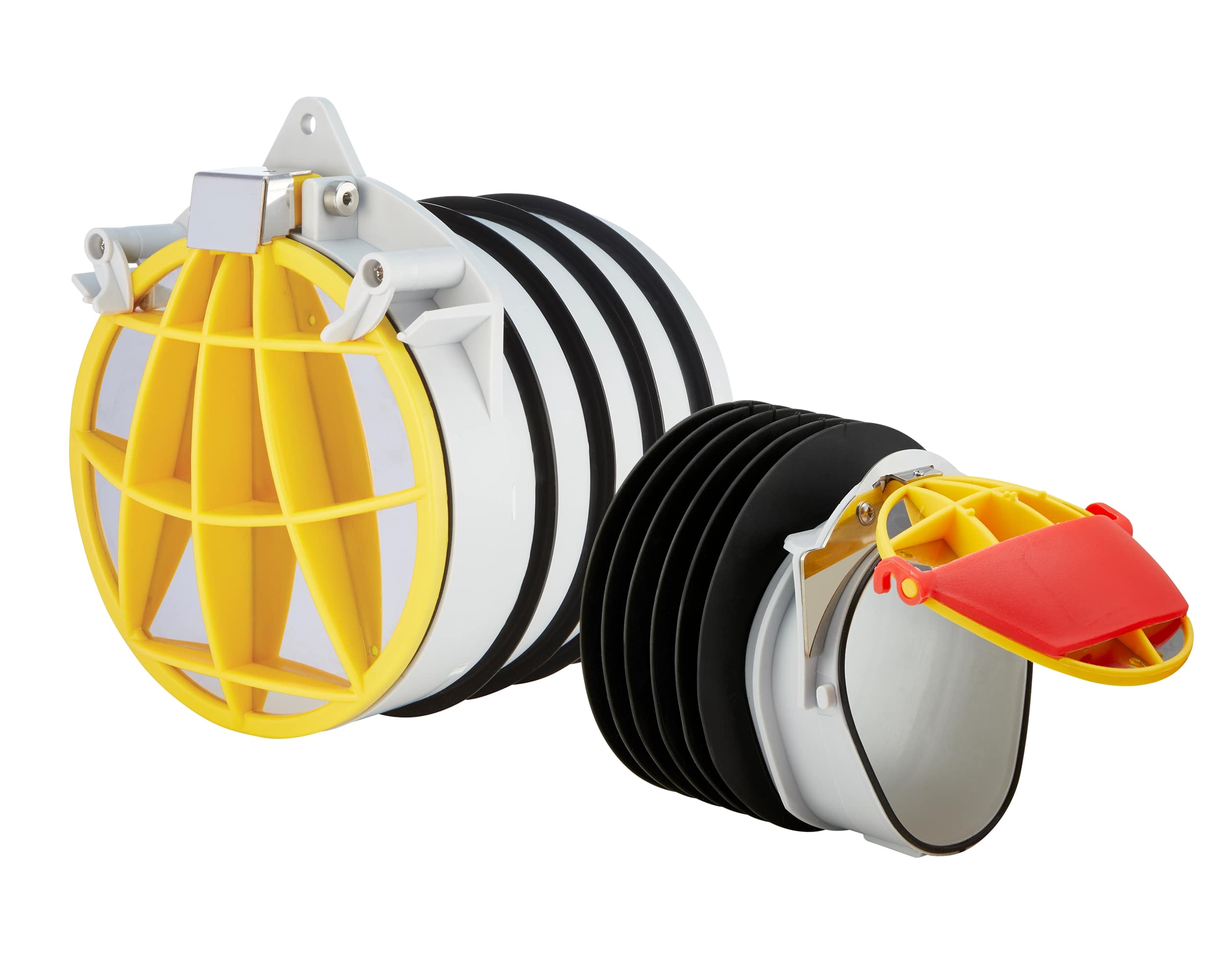 Rückstauklappe / Froschklappe für Rohreingänge / Rohrmuffen: Zwei Modelle, ein größeres und ein kleineres, aus weißem Kunststoff mit schwarzen Gummidichtungen. Die größere Klappe hat ein offenes gelbes Gitter, die kleinere eine gelbe Klappe mit rotem Grif
