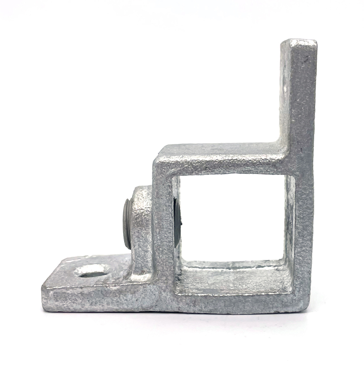 Rohrverbinder Ösenteil 90° mit Doppellasche, quadratisch | 25x25 oder 40x40 - Typ 57s Grauer Rohrverbinder Ösenteil 90° mit quadratischer Doppellasche, Typ 57s. Das verzinkte Metallteil besitzt eine 90-Grad-Winkelform mit einer viereckigen Öffnung für 25x25 oder 40x40 Vierkantrohre und eine flache Montageplatte mit Befestigungsloch. Eine s