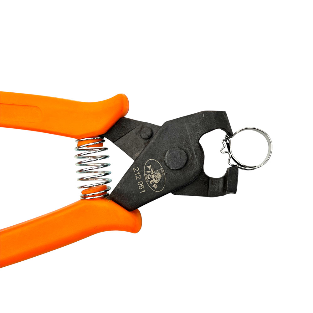 Nahaufnahme einer Schlauchklemmen-Zange für COBRA, CLIC und CLIC-R Schlauchschellen mit orangefarbenen, ergonomischen Griffen, schwarzem Werkzeugkopf und einer Rückholfeder, Marke TIGER.