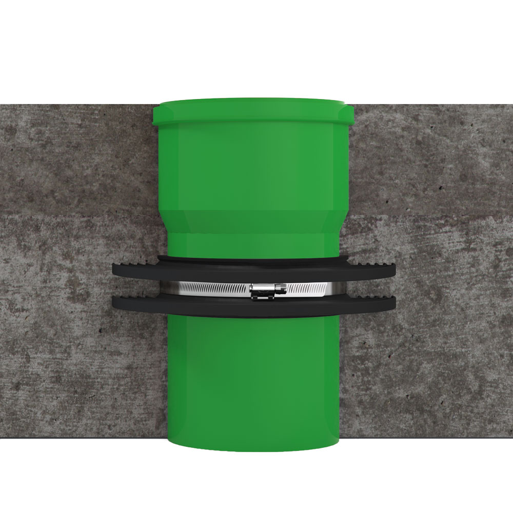 Fernco Mauerkragen PFT (FRK) Radonsperre: Professionelle Abdichtung grüner Rohrleitungen durch Betonwände zum Schutz vor Feuchtigkeit und Radon. Fernco Mauerkragen PFT (FRK) als Radonsperre, dichtet grüne Rohrleitung in Betonwand mit schwarzem Dichtkragen und Schelle ab.