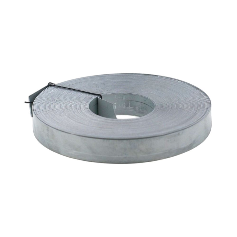 Bandrolle 9 x 0,3 mm, 10 Meter: Robuste Metallbandrolle, ideal für Befestigungen und vielseitige Anwendungen, entspricht BFSG-Richtlinien. Bandrolle 9 x 0,3 mm, 10 Meter: Eine gerollte, silberfarbene Metallbandrolle auf weißem Hintergrund, das Ende mit einem schwarzen Draht gesichert.
