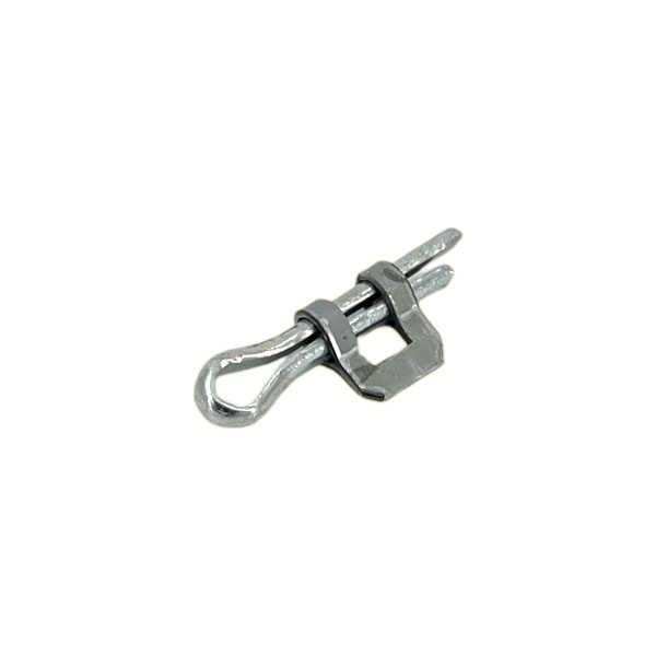 Binder NB-A5 für 5 mm | Oldtimer Schlauchbinder / Verschluss – Detaillierte Ansicht des robusten Metallverschlusses für Oldtimer-Anwendungen. Silberner Binder NB-A5 für 5 mm, ein Oldtimer Schlauchbinder oder Verschluss. Abgebildet ist das metallische Befestigungselement, bestehend aus einem U-förmigen Drahtbügel und einem darübergeschobenen Klemmstück mit zwei Schlitzen.