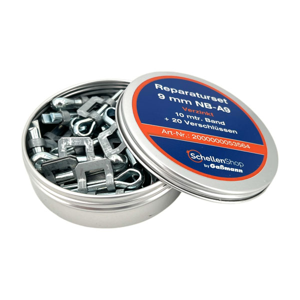 Reparaturset NB-A 9 mm mit 8 m Bandrolle und 25 Verschlüssen, Stahl verzinkt Geöffnete Metalldose des Reparatursets NB-A 9 mm mit zahlreichen silbernen, U-förmigen Stahl-Verschlüssen. Der Dosendeckel mit dem Produktetikett ist teilweise sichtbar.