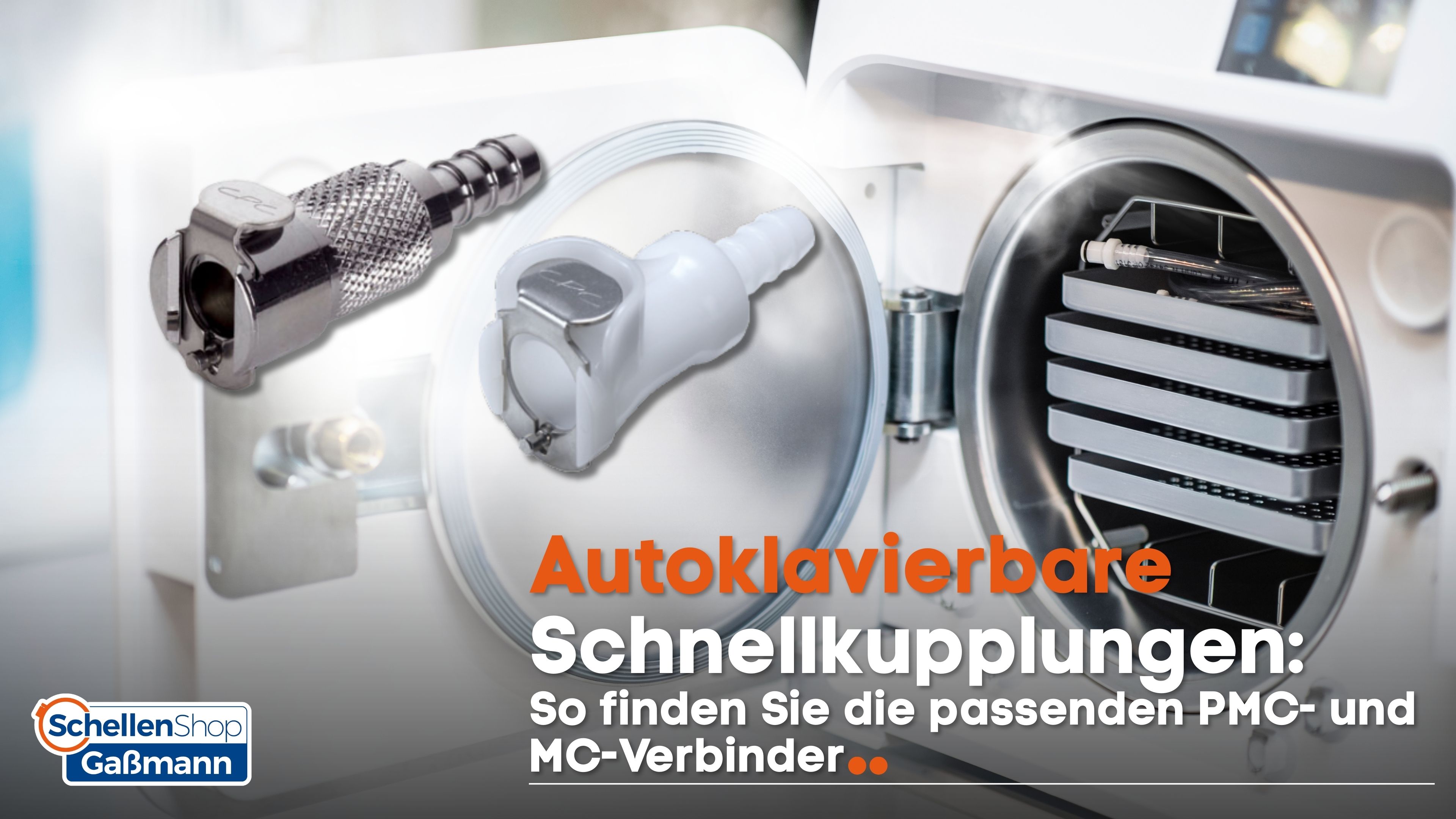 Zwei autoklavierbare Schnellkupplungen, eine aus Metall und eine aus weißem Kunststoff, vor einem geöffneten, dampfenden Autoklaven mit Sterilisationsgittern. Das Bild bewirbt 'Autoklavierbare Schnellkupplungen: So finden Sie die passenden PMC- und MC-Mod