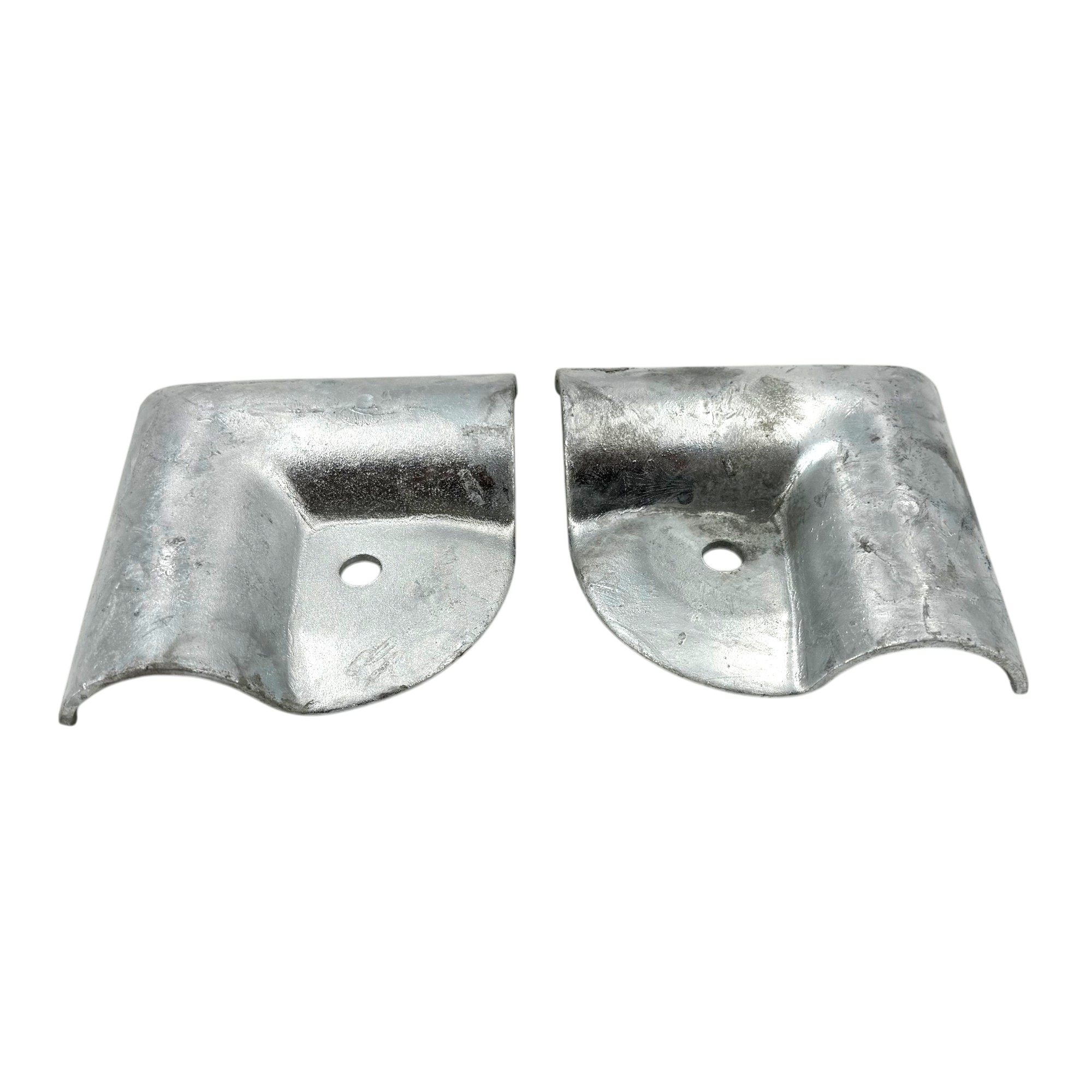 Produktbild der Winkelschelle 90°, geteilt (Typ 060), feuerverzinkt. Es zeigt zwei separate, silberne Metallwinkel mit je einem runden Befestigungsloch auf weißem Hintergrund.